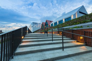 Gdansk, Polonya - 12 Temmuz 2018: Yeni Forum Alışveriş Merkezi Şehir Merkezi Gdansk, Gdansk, Polonya mimarisi. Gdansk tarihi Lehçe Pomerania ortaçağ eski şehir mimarisi ile başkentidir.