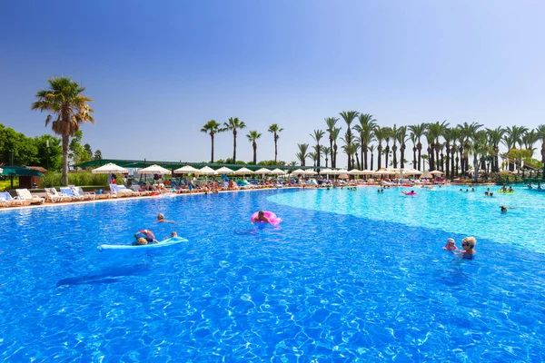Side, Türkiye - 8 Haziran 2018: Güzel havuz alanı Tt Pegasos World resort Side, Türkiye yakın. Pegasos World Hotel 4 yıldızlı tesistir 9600 metrekare havuz alanları ile.