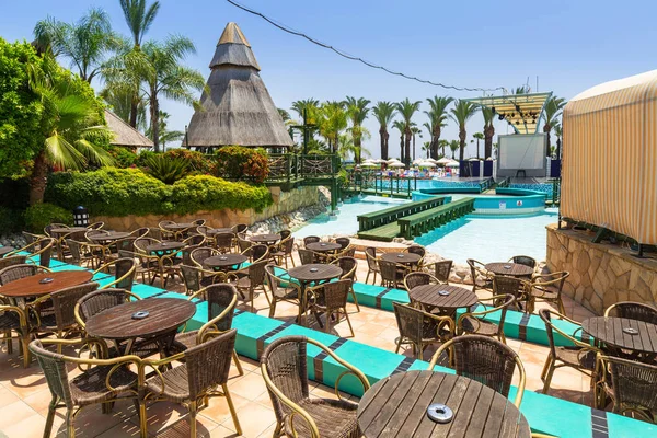 Side, Türkiye - 7 Haziran 2018: Tt Pegasos World resort Side, Türkiye yakın havuz barda. Pegasos World Hotel 4 yıldızlı tesistir 9600 metrekare havuz alanları ile.