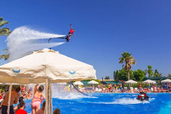 Side, Türkiye - 8 Haziran 2018: Flyboard Tt Pegasos World hotel Türkiye'de havuzu Show'da. Waterpark Pegasos World Hotel, Turkish Riviera adlı popüler bir turistik yer.