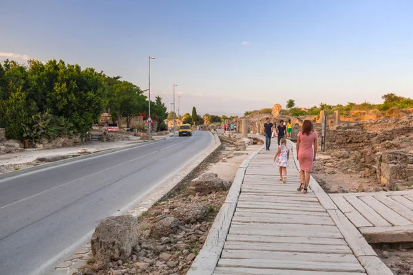 Side, Türkiye - 8 Haziran 2018: İnsanlar gün batımında, Türkiye'de yan şehre ana yolda. Yan Türkiye Güney Akdeniz sahil üzerinde Antik Yunan kentidir.