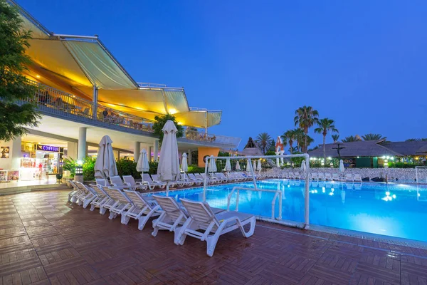 Side, Türkiye - 9 Haziran 2018: Gece, Türkiye yakın yan Tt Pegasos World resort güzel havuz alanı. Pegasos World Hotel 4 yıldızlı tesistir 9600 metrekare havuz alanları ile.