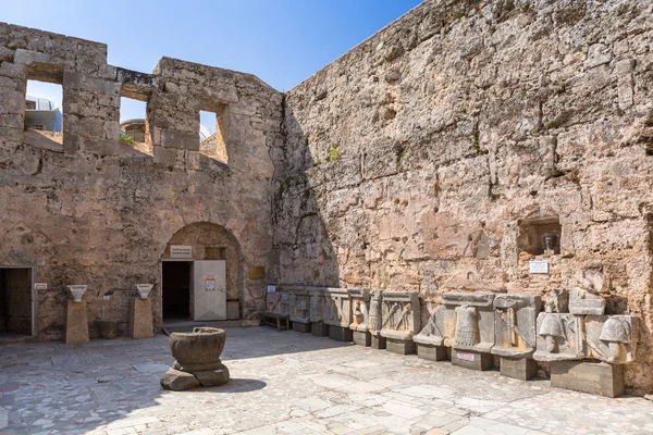 Side, Türkiye - 11 Haziran 2018: Güzel Yunan mimarisi Antik Side Müzesi Türkiye'de. Yan Türkiye Güney Akdeniz sahil üzerinde Antik Yunan kentidir.