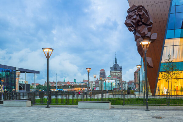 Гданьск, Польша - 12 июля 2018 года: Архитектура нового торгового центра Forum в центре Гданьска, Польша. Гданьск - историческая столица Померании со средневековой архитектурой старого города
.