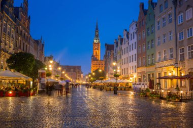 Gdansk, Polonya - 12 Temmuz 2018: Uzun Lane geceleri Gdansk, mimarisi. Gdansk tarihi Lehçe Pomerania ortaçağ eski şehir mimarisi ile başkentidir.