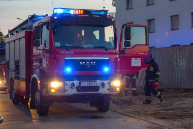 Pruszcz Gdanski, Polonya - 15 Temmuz 2018: İtfaiye Pruszcz Gdanski, Polonya'nın sokakta eylem araba. Acil müdahale hizmeti.
