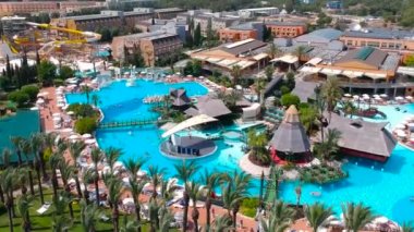 Side, Türkiye - 9 Haziran 2018: Tropikal resort Side, Türkiye dünyada Pegasos hava görünümünü. Pegasos World Hotel 4 yıldızlı tesistir 9