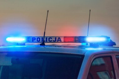 Lehçe polis arabası (Policja) alacakaranlıkta yanıp sönen ışıkları