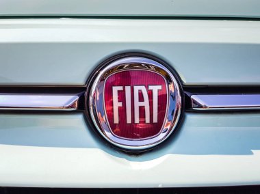 Gdansk, Polonya - 18 Temmuz 2018: Fiat 500'de araba showroom Gdansk, Polonya'nın Fiat logo. İtalya'da üretilen küçük Avrupa araba Fiat 500 olduğunu.