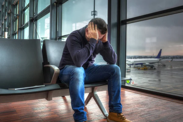 Depressieve Man Wachten Het Vertrek Van Vertraagde Vliegtuig — Stockfoto
