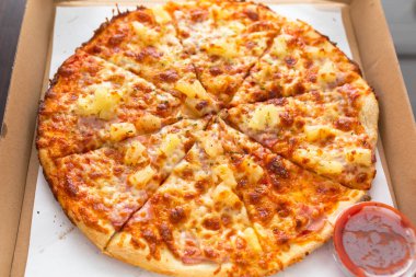 Lezzetli Hawai pizza jambon ve ananas ile yakın çekim