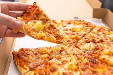 Lezzetli Hawai pizza jambon ve ananas ile yakın çekim