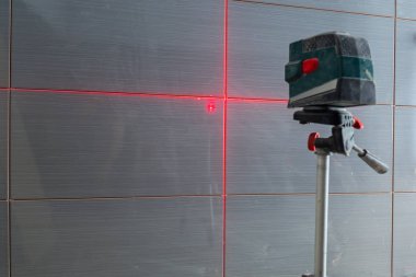 Duvardaki bir lazer düzey'ni kullanarak yeni döşeme yükleme