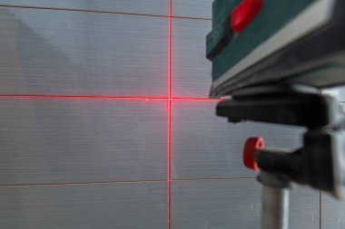 Duvardaki bir lazer düzey'ni kullanarak yeni döşeme yükleme