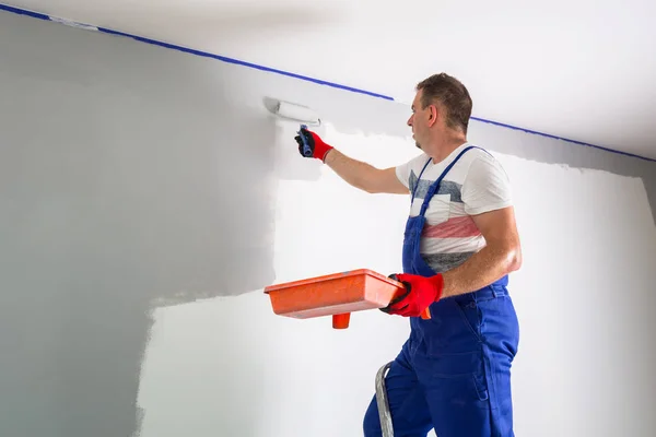 Homem Pintor Trabalho Com Rolo Tinta — Fotografia de Stock