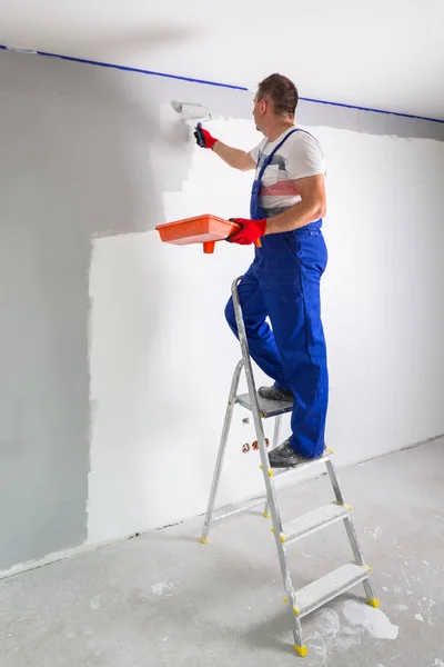 Malermann Bei Der Arbeit Mit Einer Farbrolle — Stockfoto