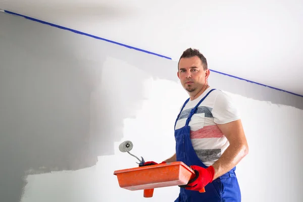 Malermann Bei Der Arbeit Mit Einer Farbrolle — Stockfoto