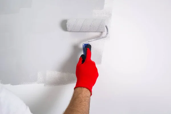 Maler Bemalt Eine Wand Von Hand Mit Farbwalze — Stockfoto