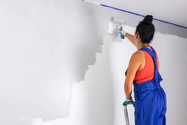 Mujer Pintura Una Habitación Con Rodillo Pintura — Foto de Stock