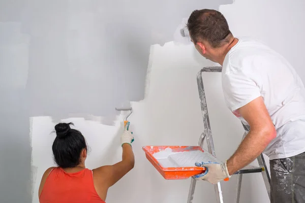 Pareja Pintando Una Habitación Con Rodillos Pintura — Foto de Stock