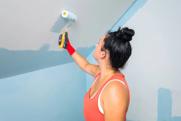 Mujer Pintura Una Habitación Con Rodillo Pintura — Foto de Stock