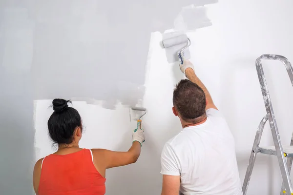 Pareja Pintando Una Habitación Con Rodillos Pintura — Foto de Stock