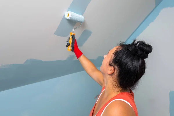 Mujer Pintura Una Habitación Con Rodillo Pintura —  Fotos de Stock