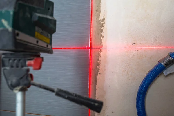Instalação Novas Telhas Parede Usando Nível Laser — Fotografia de Stock