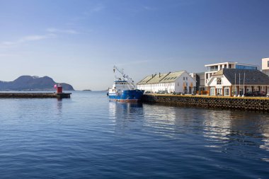 Alesund, Norveç - 13 Nisan 2018: Alesund limanda mimarisini su, Norveç yansıtıyordu. Alesund Batı Norveç'te bir kasaba ve belediyedir.