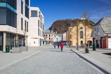 Alesund, Norveç - 13 Nisan 2018: Norveç 'teki Alesund kentinin mimarisi. Alesund, Norveç 'in batısında yer alan bir şehirdir..