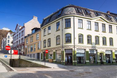 Alesund, Norveç - 13 Nisan 2018: Norveç 'teki Alesund kentinin mimarisi. Alesund, Norveç 'in batısında yer alan bir şehirdir..