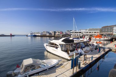 Alesund, Norveç - 13 Nisan 2018: Alesund limanda tekne su, Norveç yansıtıyordu. Alesund Batı Norveç'te bir kasaba ve belediyedir.