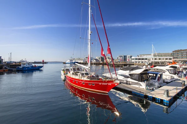 Alesund Νορβηγία Απριλίου 2018 Βάρκες Στο Λιμάνι Άλεσουντ Αντανακλάται Στο — Φωτογραφία Αρχείου