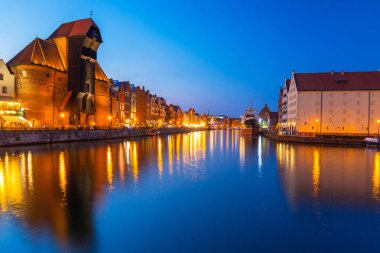 Gdansk eski şehir Motlawa nehirde gece karanlığında, Polonya yansıtıyordu.