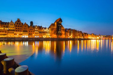 Gdansk eski şehir Motlawa nehirde gece karanlığında, Polonya yansıtıyordu.