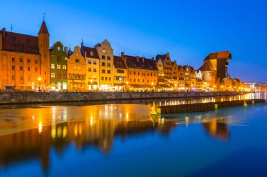 Gdansk eski şehir Motlawa nehirde gece karanlığında, Polonya yansıtıyordu.