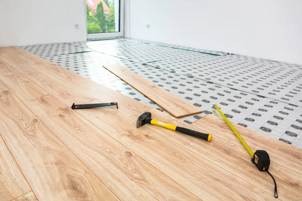 家の新しい木造床のインスタレーション — ストック写真