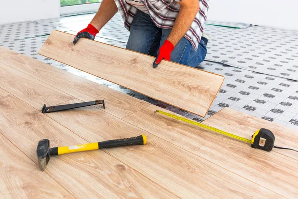 Handyman Instalando Novo Piso Madeira Laminado — Fotografia de Stock