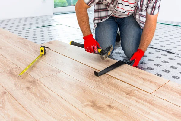 Handyman Instalando Novo Piso Madeira Laminado — Fotografia de Stock