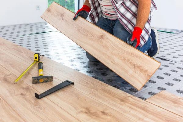 Handwerker Verlegen Neuen Laminatfußboden — Stockfoto