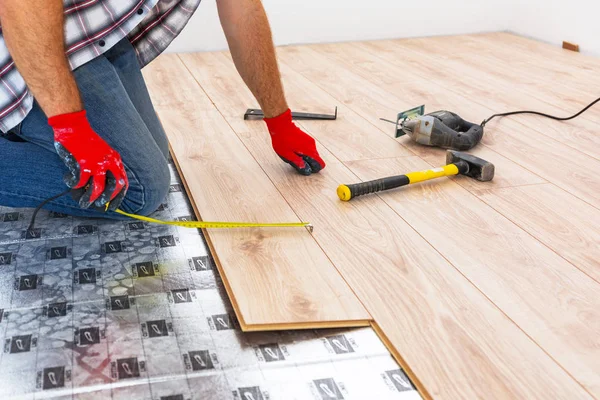 Handyman Installeert Nieuwe Gelamineerde Houten Vloer — Stockfoto