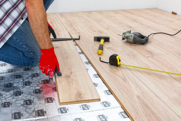 Handyman Installing New Laminated Wooden Floor — Stock Photo, Image