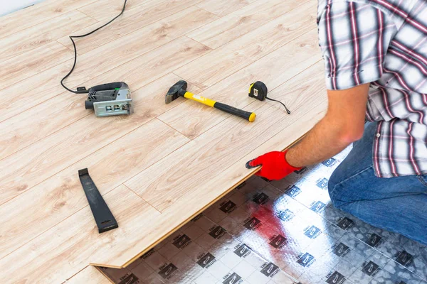 Handwerker Verlegen Neuen Laminatfußboden — Stockfoto