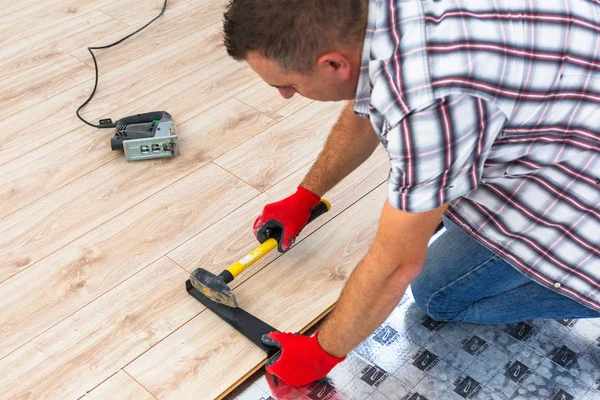 Handyman Instalando Piso Madera Laminado Nuevo — Foto de Stock