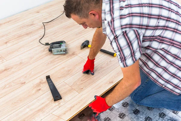 Handyman Installeert Nieuwe Gelamineerde Houten Vloer — Stockfoto