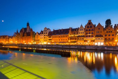 Gdansk, Polonya - 17 Ağustos 2018: Mimarlık tarihi kentin Motlawa River, Polonya Gdansk. Gdansk tarihi Lehçe Pomerania ortaçağ eski şehir mimarisi ile başkentidir.