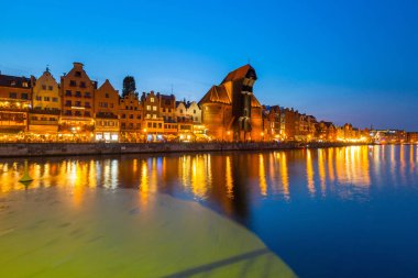 Gdansk, Polonya - 17 Ağustos 2018: Mimarlık tarihi kentin Motlawa River, Polonya Gdansk. Gdansk tarihi Lehçe Pomerania ortaçağ eski şehir mimarisi ile başkentidir.
