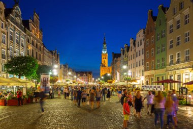Gdansk, Polonya - 17 Ağustos 2018: Uzun Lane geceleri Gdansk, mimarisi. Gdansk tarihi Lehçe Pomerania ortaçağ eski şehir mimarisi ile başkentidir.
