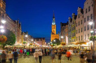 Gdansk, Polonya - 17 Ağustos 2018: Uzun Lane geceleri Gdansk, mimarisi. Gdansk tarihi Lehçe Pomerania ortaçağ eski şehir mimarisi ile başkentidir.