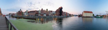 Gdansk, Polonya - 17 Ağustos 2018: Gdansk Motlawa River, Polonya eski şehir panoraması. Gdansk tarihi Lehçe Pomerania ortaçağ eski şehir mimarisi ile başkentidir.